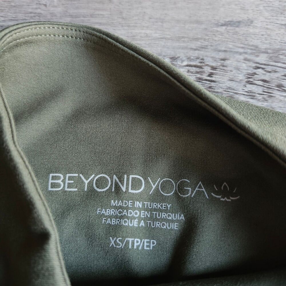 (XS) Beyond Yoga shorts - Picture 2 of 4